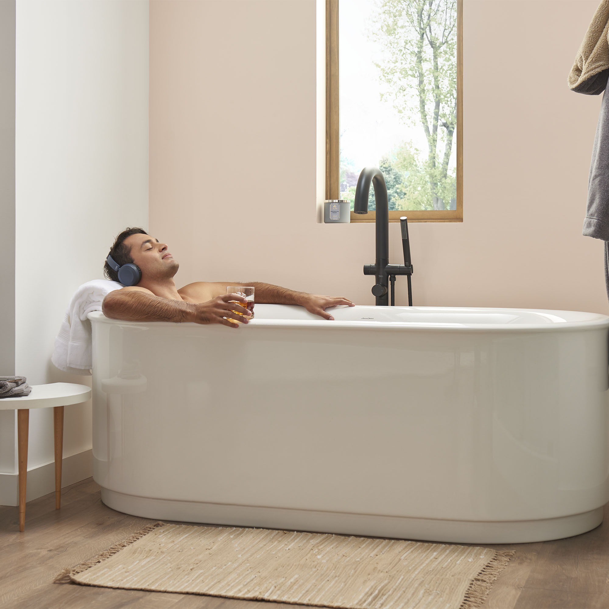 Contemporary Round Freestanding Bathtub With Lever Handle Faucet for Flash® Rough-In Valve